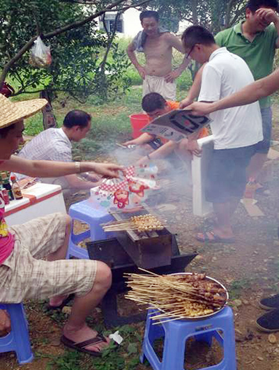 大家共同努力進(jìn)行燒烤
